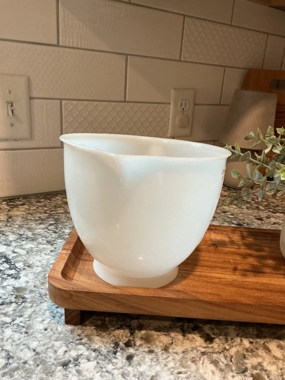 Vintage Tupperware 2 qt batter bowl/measuring cup
